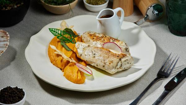 Piept de pui sous vide, piure de dovleac plăcintar și sos demiglace cu trufe